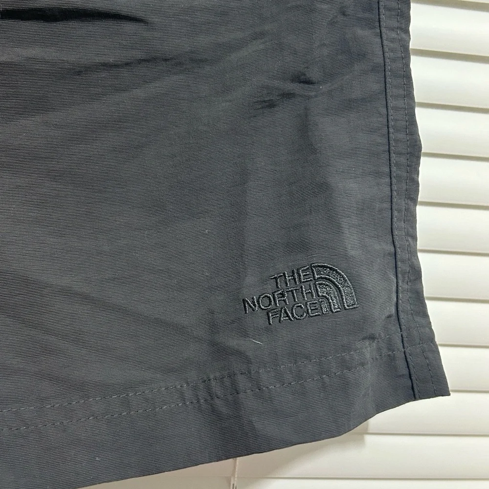 The North Face Eomen’s Charcoal Outdoor Performance Shorts Size 4